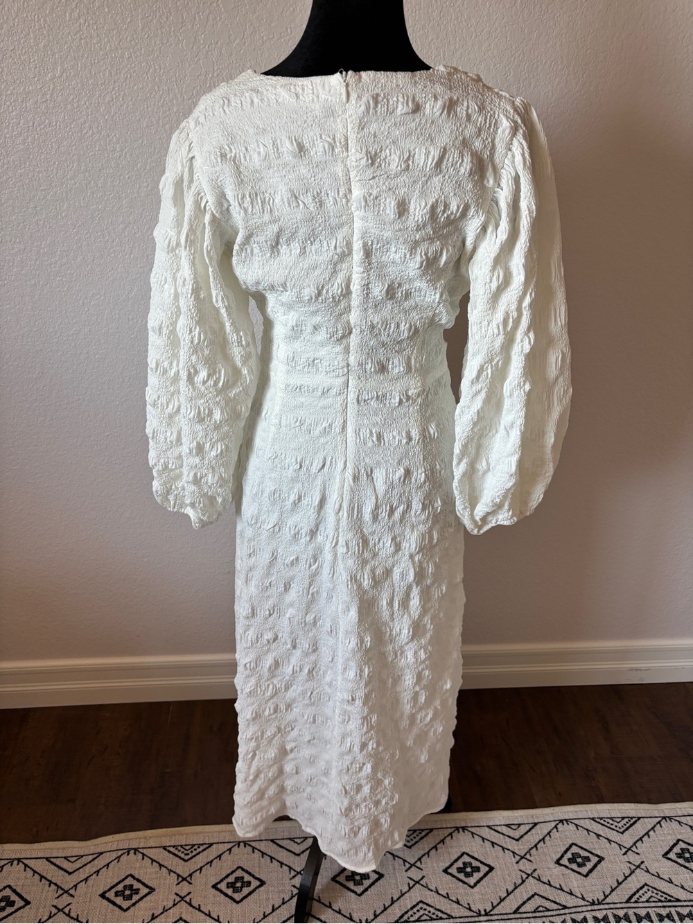 Showpo. Miggy Textured White Cutout Maxi Dress with Puff Sleeves - Picture 10 of 12